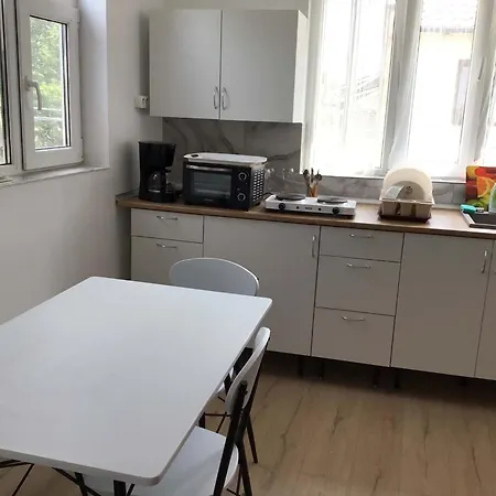 Cu 1 La Etaj 2 Si Masarda O De 9mp In Pozitie Centrala Pe Strada Randunelelor Nr 2 Cu Parcarestradalaala Centrala Köstence